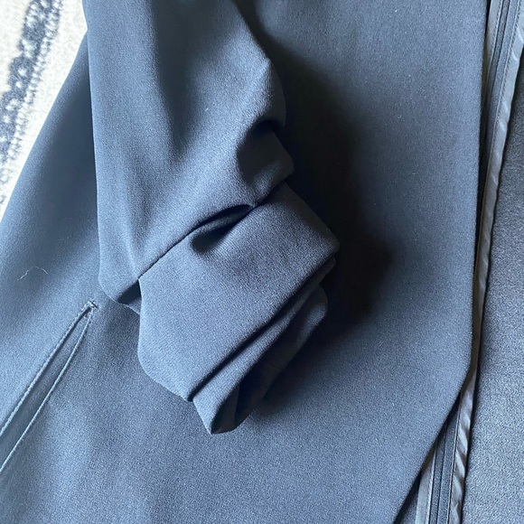 Black Babaton Power Hip Crepe Blazer - Picture 6 of 8